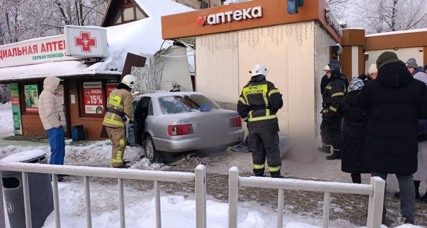 В Гурьевске "Ауди" вылетела на тротуар и протаранила аптеку, вжав пешехода в стену - пострадавшую вытаскивали спасатели МЧС