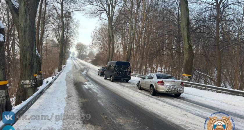 В Калининградской области водитель готовил авто к буксировке и попал под удар - мужчину доставили в больницу