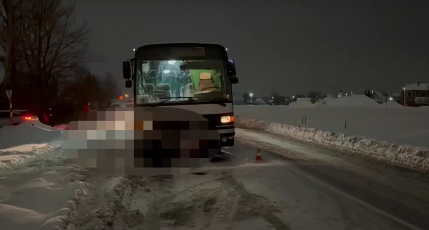 В Калининграде автобус сбил двух пешеходов - видео с места аварии