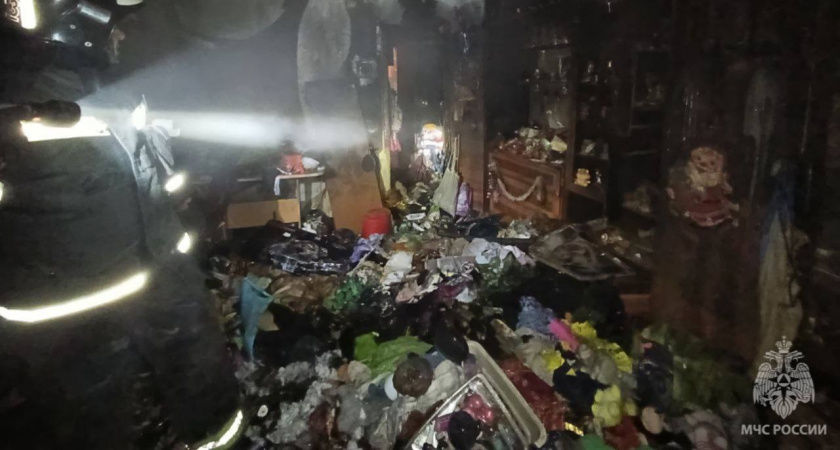 Огонь вспыхнул в доме  в Гусеве: спасатели нашли в  квартире мертвую женщину 