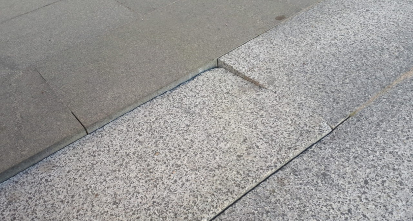 «Собянина на них нет»: московские туристы шокированы состоянием плитки на площади Победы в Калининграде