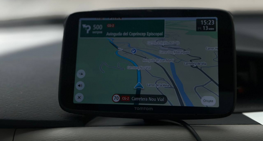 Почему спидометр и навигатор на телефоне показывают разную скорость и каким данным надо верить?