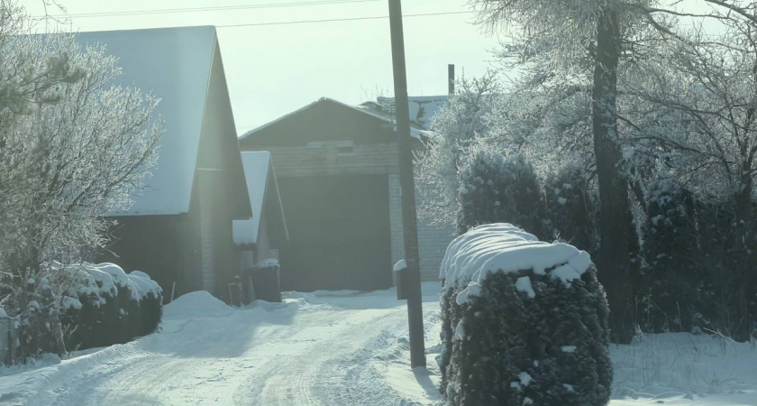 Жители посёлка под Зеленоградском оказались в ледяной ловушке — вода из трубы залила улицу и превратилась в каток