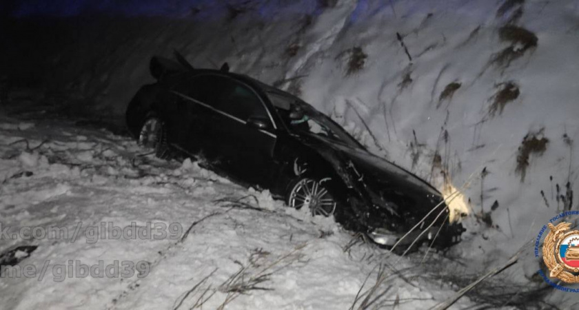 Под Неманом ночная поездка на Mercedes закончилась вылетом в кювет, водитель в больнице