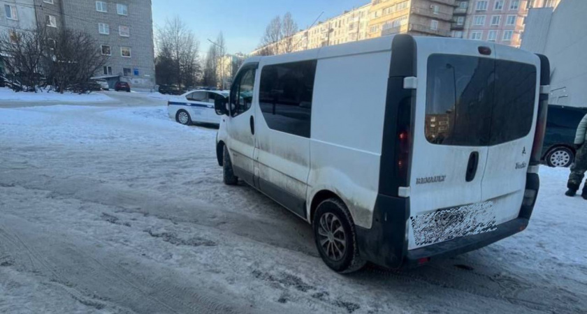 В Калининграде микроавтобус сбил пенсионерку во время опасного маневра на парковке