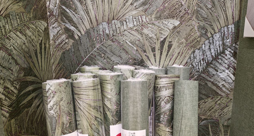 Стык обоев не видно даже со 100% орлиным зрением: берем только шпатель, остальное - дело за малым