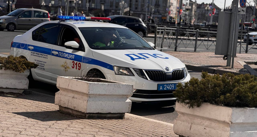 «Снимаем пароль с телефона и отдаем на проверку»: что делать, если сотрудник ГАИ требует телефон на осмотр