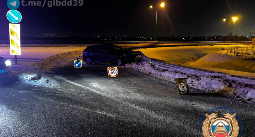 В Гурьевском районе авто вмяло в ограждение трассы - водитель в больнице
