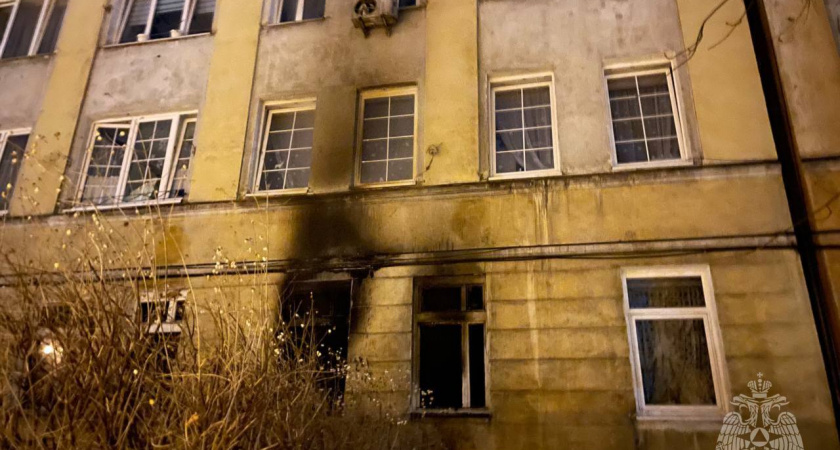 В Калининграде во время пожара люди прыгали из окон - хозяйка сгоревшей квартиры спаслась чудом