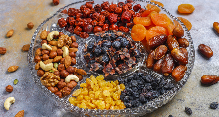 Миндаль, фисташки и курага: на рынке продают подделку под видом орехов - киргиз с 40-летним стажем научил отличать настоящее