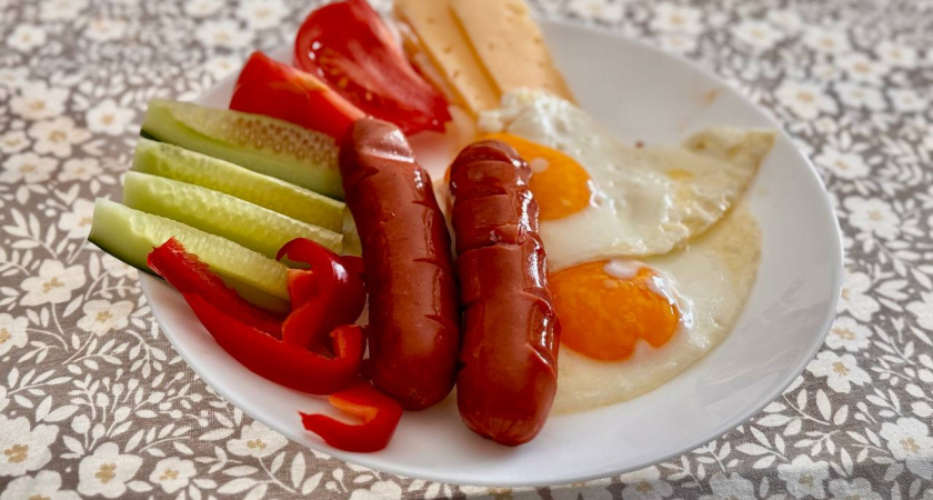 Перестала жарить яичницу «всухую»: один простой шаг — и низ больше не горит