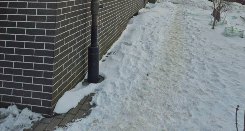 В Калининграде 10-летняя девочка сломала позвоночник на заснеженном тротуаре