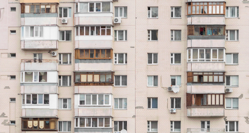 «Меня преследуют!»: подробности жуткого падения мужчины из окна в Калининграде, который истыкал себя ножом