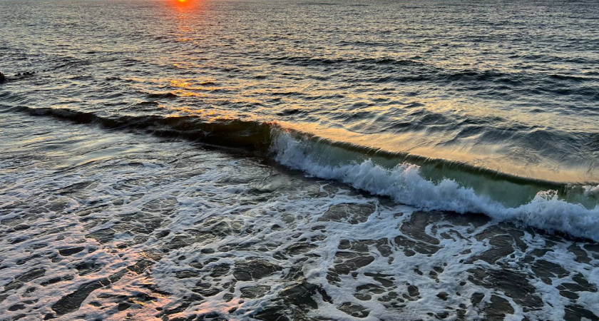 Последний шторм  разгромил набережную в Пионерском , теперь гулять там небезопасно