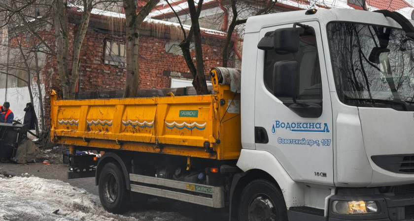 Засмотрелся в телефон и рухнул в яму: в Калининграде молодой человек пострадал из-за халатности коммунальщиков