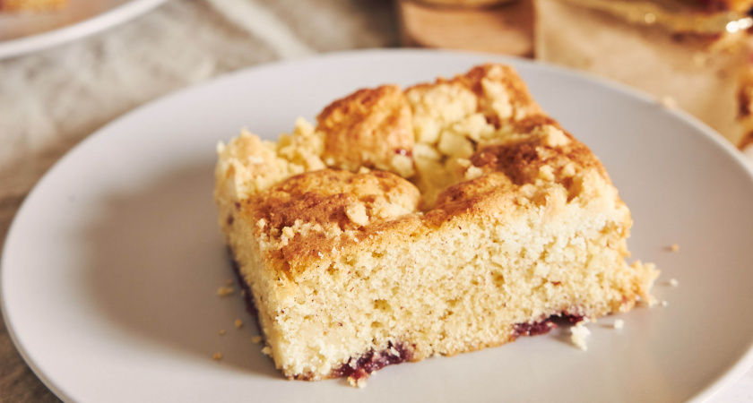 По выходным всегда готовлю пирог «Творожные облака» - мягкий десерт даже после холодильника: нежнее ватрушек