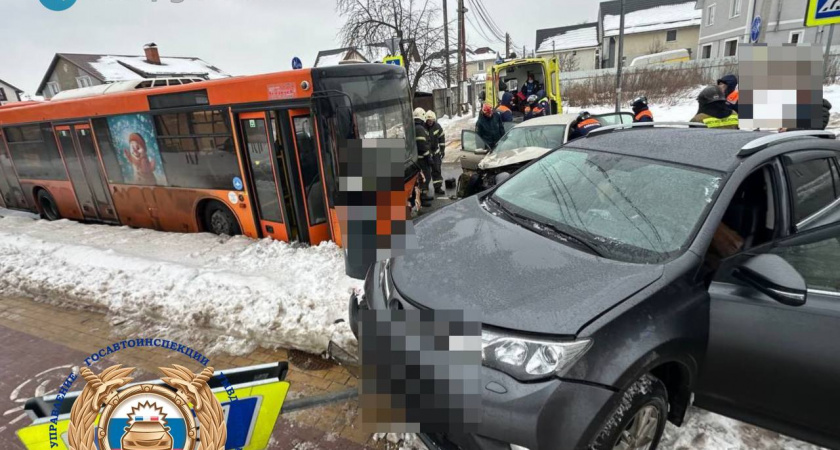 В Калининграде легковушку отбросило на автобус: тройное ДТП заблокировало движение