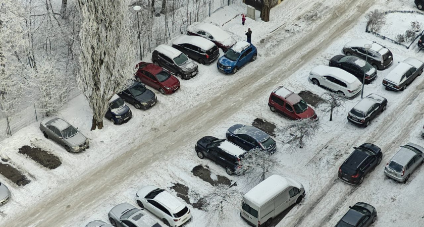 Наглый водитель во дворе подпёр машину и исчез: что делать и как решить проблему без скандала - совет юриста