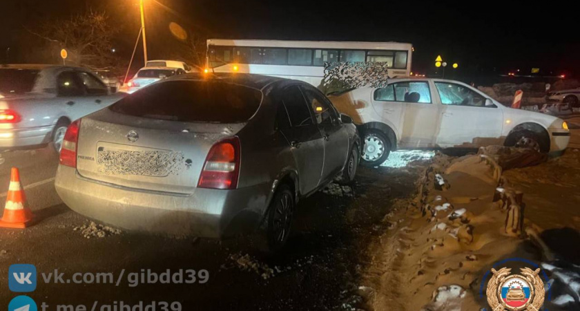 В Калининграде столкновение автобуса и легковушки привело к двойной аварии - пострадал ребенок