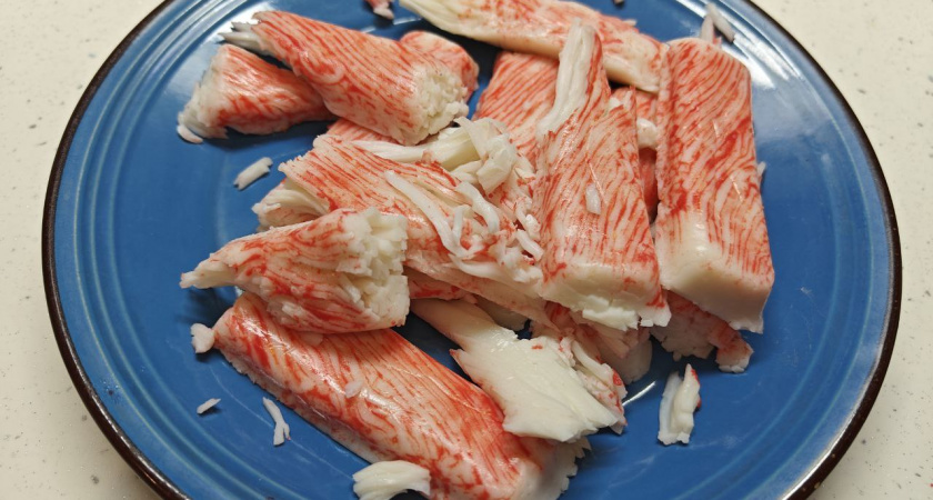 Заливаю крабовые палочки кипятком и получается настоящий деликатес почти бесплатно: рецепт проще и не придумать