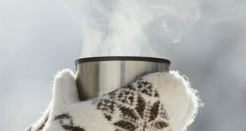 Не чай и не кофе: что стоит пить зимой на улице, чтобы не замёрзнуть - совет врача