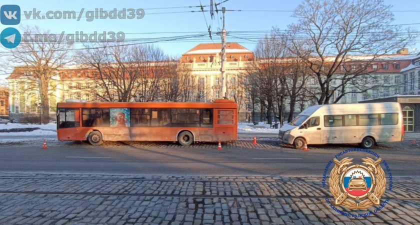 В центре Калининграда маршрутка врезалась в автобус - пострадала пассажирка