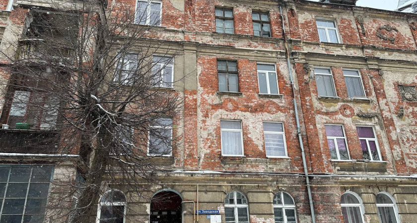 Старинный дом с декором ждёт ремонт в центре Черняховска