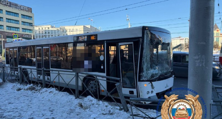 Пострадали пять человек: автобус врезался в ограждение на улице Черняховского в Калининграде
