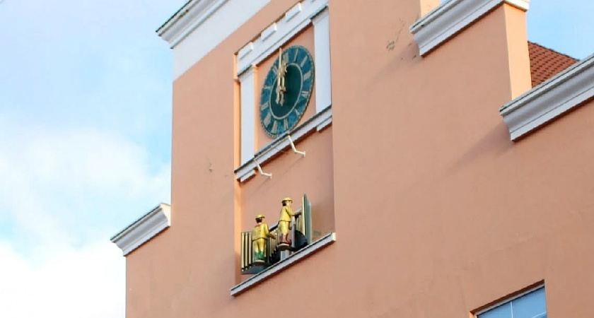 Гвардейск остался без курантов: экстремальные морозы вывели из строя часы на городской ратуше