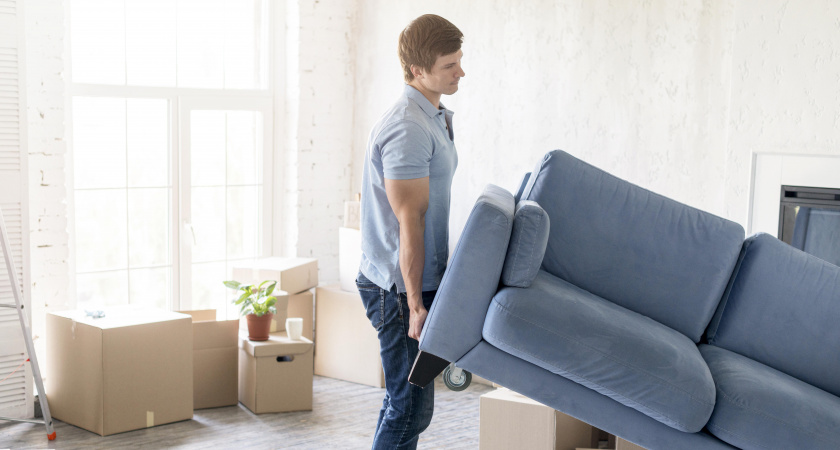 Хотели просто вынести диван к мусорному контейнеру — а получили бы штраф: куда его деть по правилам