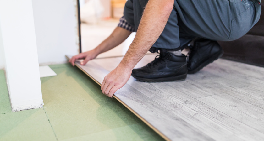 Экономия или дизайнерский ход: почему вместо паркета в 2026 все чаще выбирают фанеру для пола