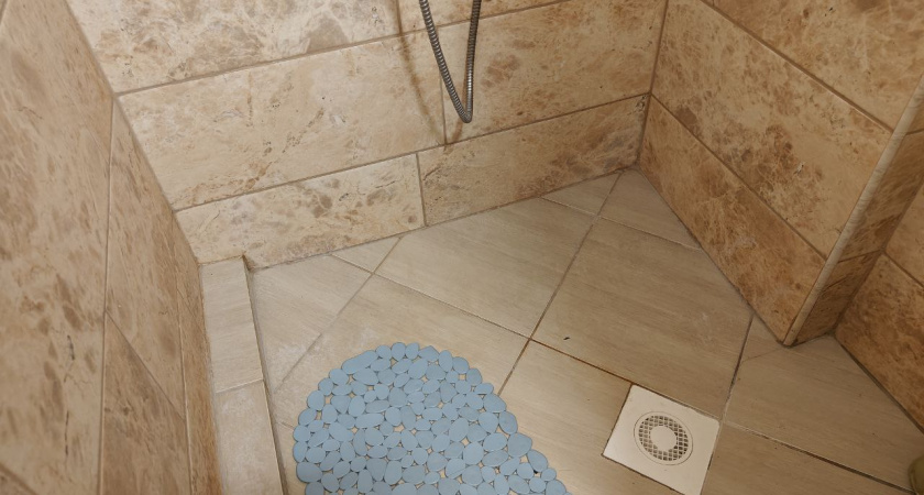 Мой пол в ванной вовсе не из плитки: нашла материал дешевле, теплее и проще в укладке