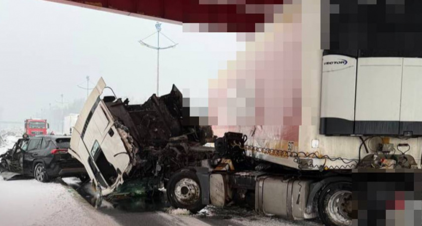 Под Калининградом на трассе грузовик протаранил отбойник, легковушка въехала в прицеп — есть жертвы