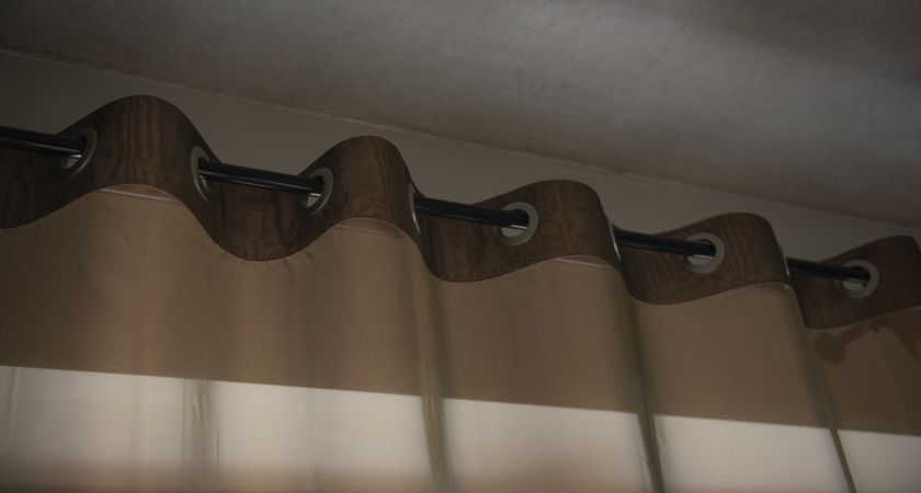 Дизайнеры в 2026 массово меняют карнизы: один приём - и интерьер кажется дороже