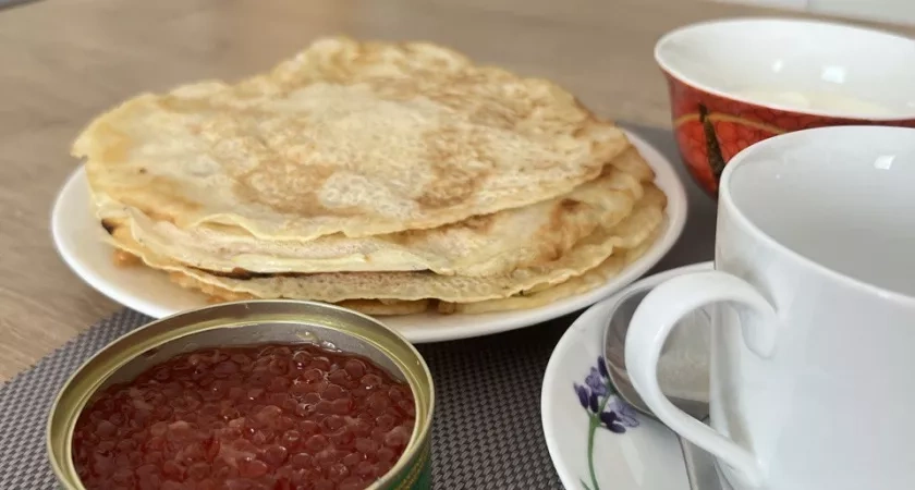 Думаете, ажурные блины — это сложно? 3 приёма, из-за которых они получаются «в дырочку»