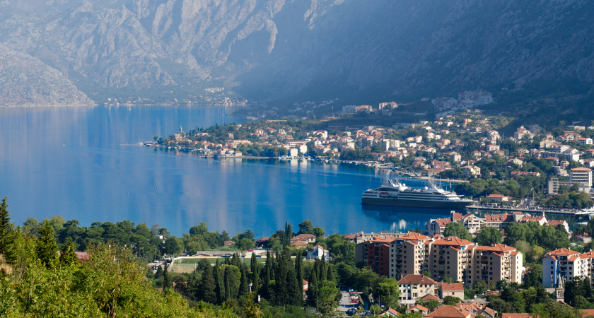 "Черногория - европейская Абхазия. Здесь грязь и нищета соседствует с шикарными пейзажами, а отвратительные пляжи с вкуснейшими заведениями"