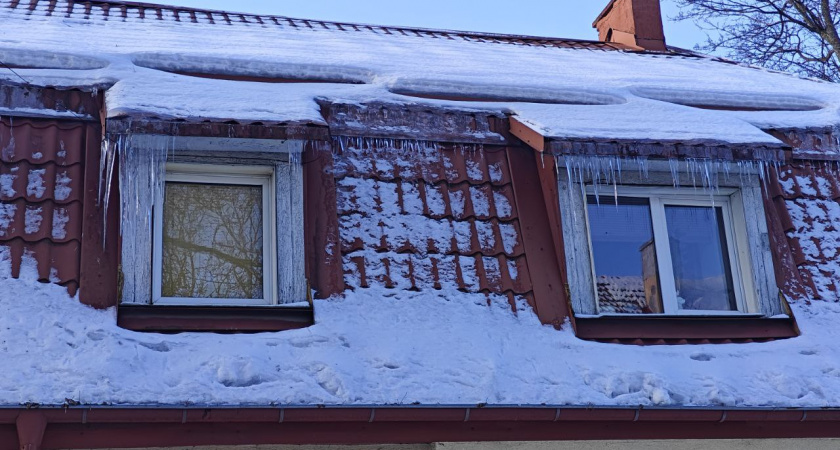 Опасность сверху: почему обычная прогулка у дома в Калининграде во время оттепели может обернуться бедой