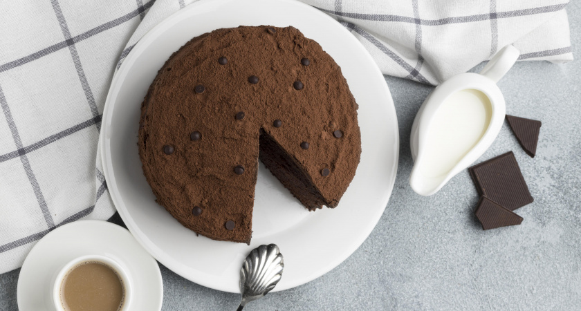 Когда гости уже на пороге: простой шоколадный пирог за 7 минут в микроволновке - вкуснее всех тортов из пекарни