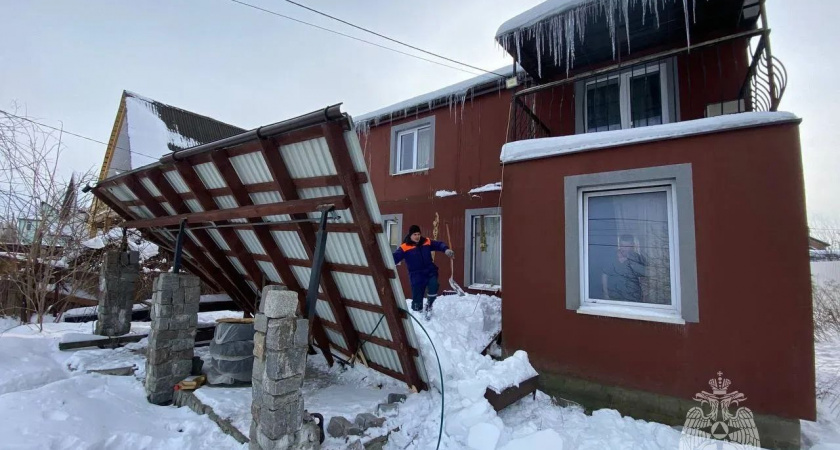 Снежная ловушка в Калининградском дворе: спасатели в частном доме извлекли из под обвалов  мужчину 