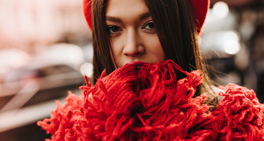 Красный — только для вечера? А вот и нет! В 2026 его носят каждый день: 5 способов вписать цвет силы в базовый гардероб