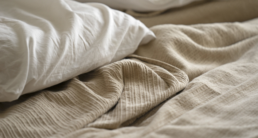 Почему белье пахнет затхлым даже после стирки: ошибка, которую совершают многие