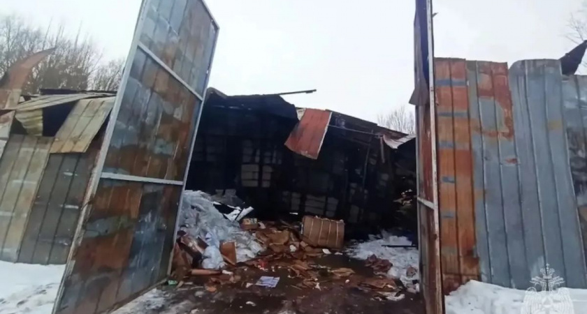 В Калининграде обрушилась кровля склада с макулатурой — спасатели искали людей под завалами