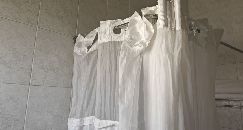 Шторка прилипает, воняет и темнеет? Вот альтернатива, которая выглядит аккуратно и не требует замены - тренд в 2026