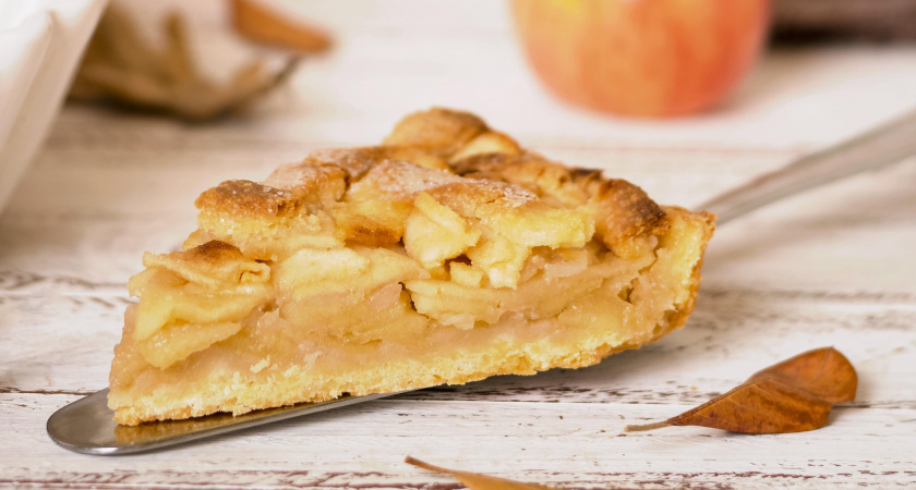 Ароматный яблочный пирог без яиц и молока: постный рецепт, который не отличить от обычного