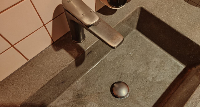 В ванной в 2026 году больше не кладут керамогранит: чем его заменяют дизайнеры, чтобы было модно и недорого