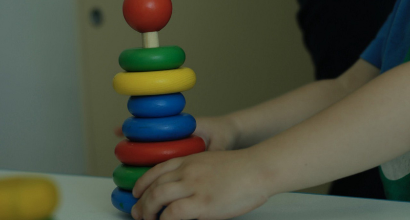 В Калининграде 10-летний мальчик провалился в яму с водой на проспекте Мира — помогли прохожие