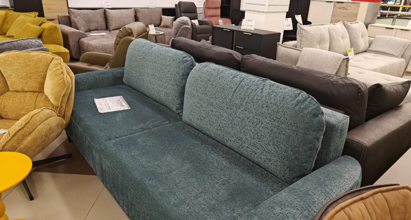 По привычке прижимаем диван к стене, а в 2026 году этот приём считают главной интерьерной ошибкой: совет дизайнеров