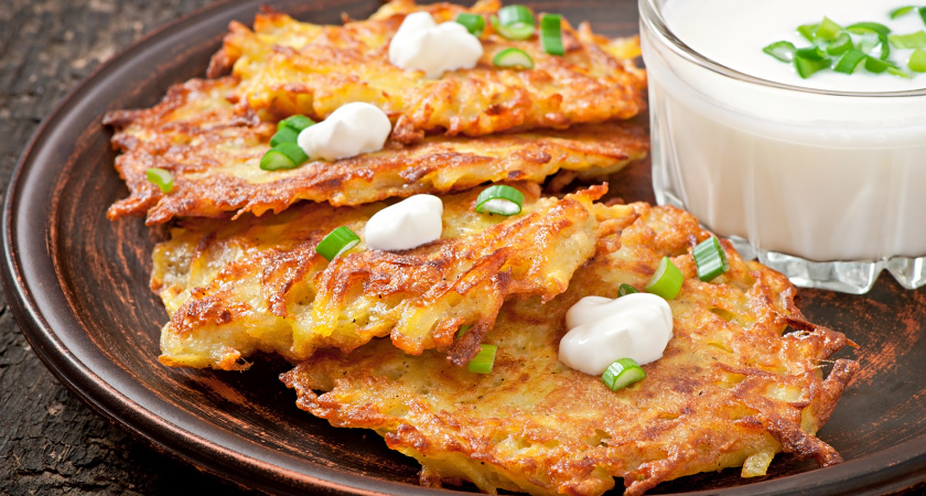 С виду обычные драники, но один неожиданный штрих делает их совсем другими: ароматное "золото" в тарелке