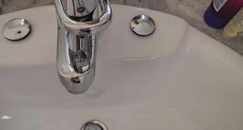 Пара пшиков на салфетку — и ждем 30 минут: краны и лейка для душа сияют ярче серебра на солнце — лайфхак