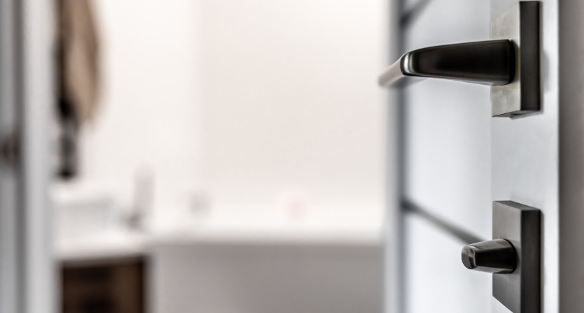 Немедленно звоните в полицию, если заметите вилку в своей входной двери: в России появилась новая афера